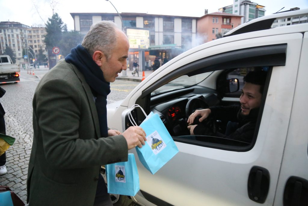 Başkan Metin’den iftara 5 kala sürprizi