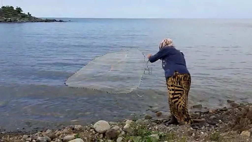 Deniz Kenarında Bir Efsane: Ardeşenli Fatma Teyze’den Balıkçılık Dersleri