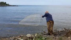 Deniz Kenarında Bir Efsane: Ardeşenli Fatma Teyze’den Balıkçılık Dersleri