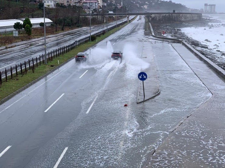 Rize Çayeli’nde Karadeniz Sahil Yolu’nda Dev Dalgalar: Ulaşım Durma Noktasında!