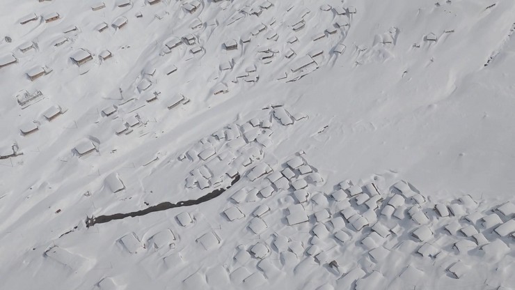 Rize’de Kar Rekoru: Kavrun Yaylası’nda Evler Haritadan Silindi!