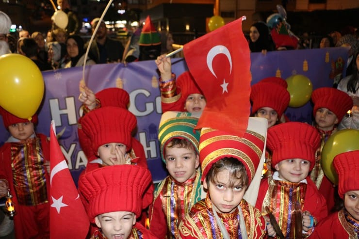 Rize’de Ramazan Coşkusu: Miniklerden Renkli Fener Alayı