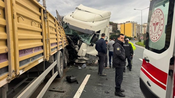 Rize’de Tır Dehşeti: Arıza Yapan Araca Arkadan Çarptı, 4 Yaralı!