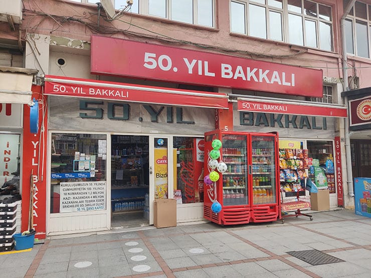 Rize’nin 53 Yıllık Hafızası: 50. Yıl Bakkalı Zamana Meydan Okuyor