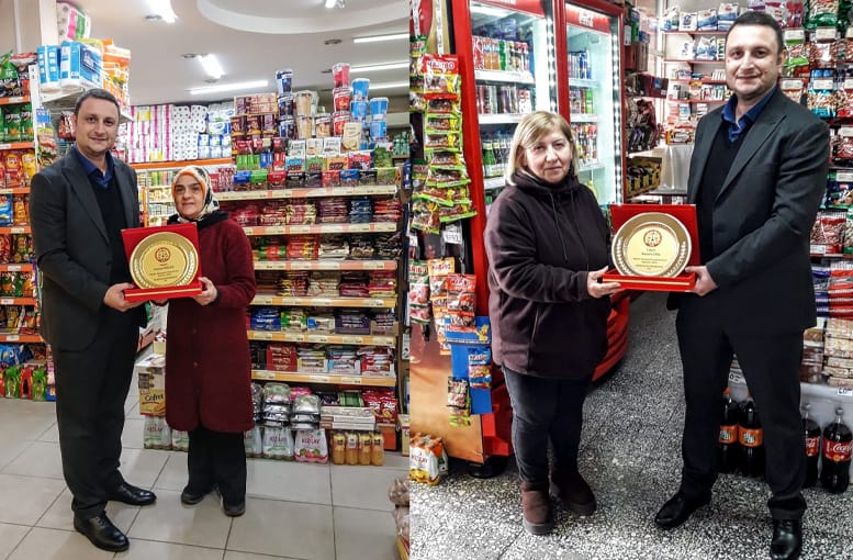 Rize’de Mahallenin Koruyucu Meleklerine Plaket: “Anne Eli Değmiş Gibi Hizmet”