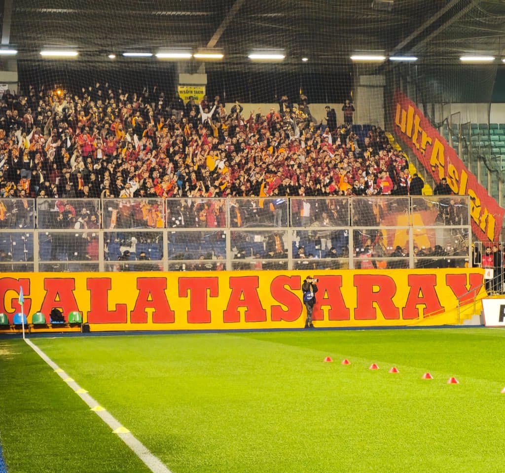 Galatasaray Rize’de: Çaykur Rizespor Maçı Öncesi Havalimanında Coşkulu Karşılama