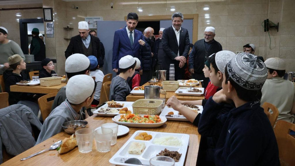 Başkan Rıfat Özer, Kıbledağı’nda Hafız Adaylarıyla İftarda Buluştu