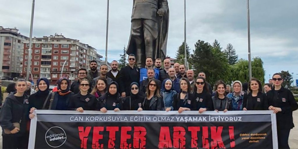 Eğitimde Şiddete “Dur” Eylemi: Rize’de Tebeşirler Masada Kaldı.