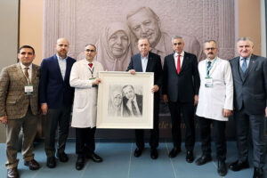 Erdoğan’a Rize’de Vefa Sürprizi: Tenzile Erdoğan Portresi Takdim Edildi