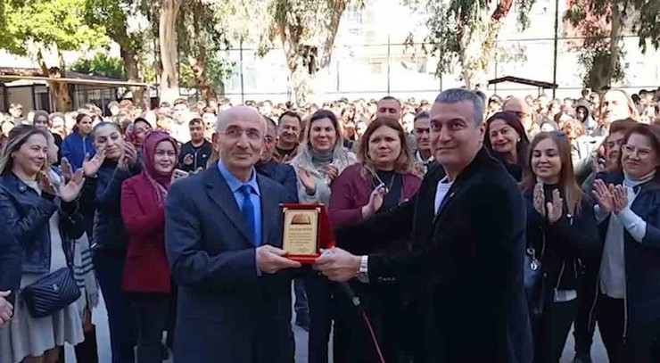 İskenderun Lisesi’nde Alkışlar Rizeli Sezgin Hoca İçin.