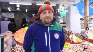 Rize’de Balık İzdihamı: Etiketleri Gören Poşeti Kaptı!