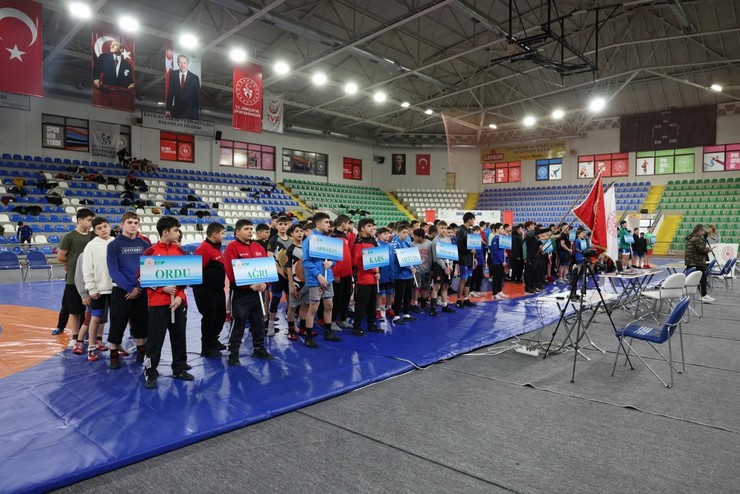 Rize’de Güreş Heyecanı: 148 Yıldız Sporcu Minderde Buluştu!