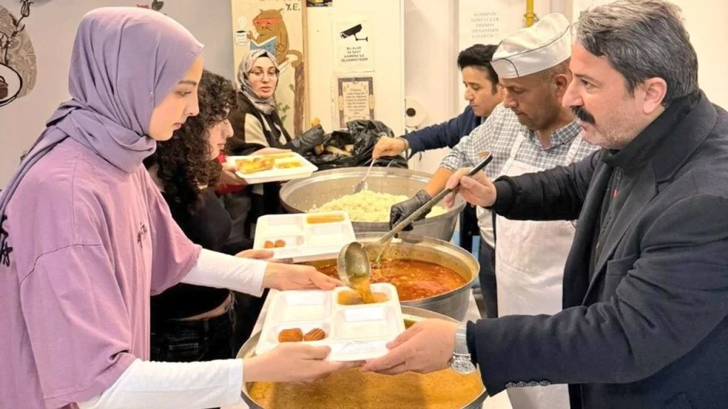 Rize’de Teknoloji ve Gönül Sofrası: T3 Vakfı’ndan Gençlere İftar!